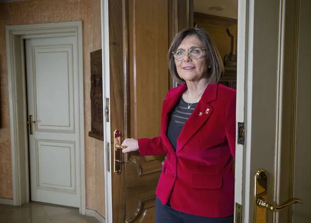 La presidenta de la Asamblea Regional en la IX Legislatura, Rosa Peñalver, fotografiada en la puerta del Salón del Príncipe.