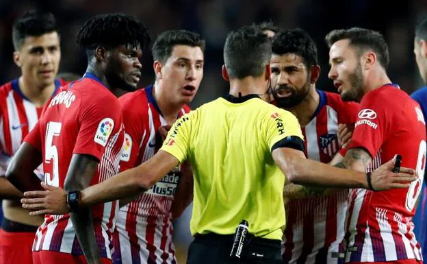 Los jugadores del Atlético rodean a Gil Manzano en la acción de la expulsión de Diego Costa.