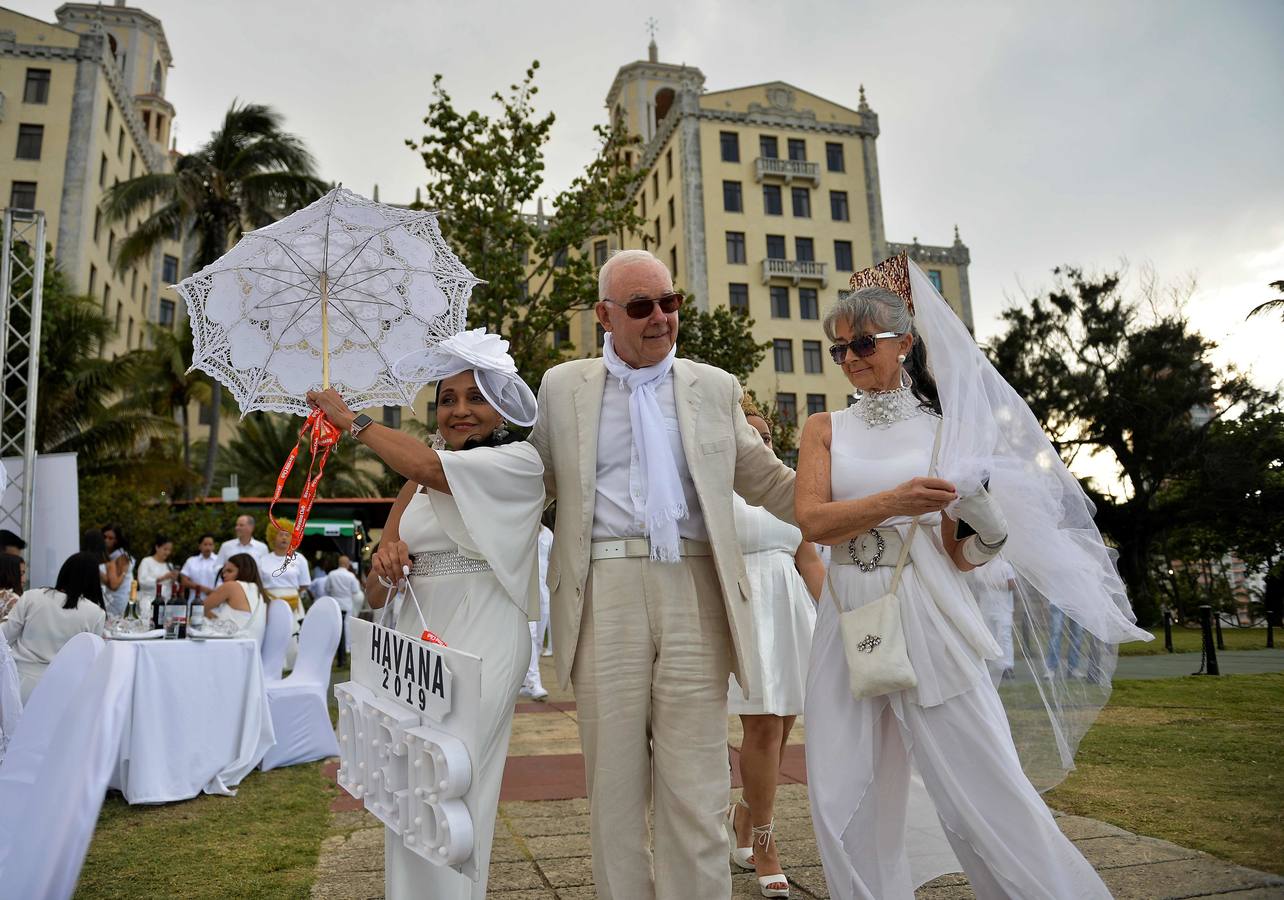 Unos 500 comensales de diversos países participan por primera vez en «Le Dîner en Blanc» (La cena en blanco), celebrada en el jardín de un céntrico hotel, en La Habana (Cuba).