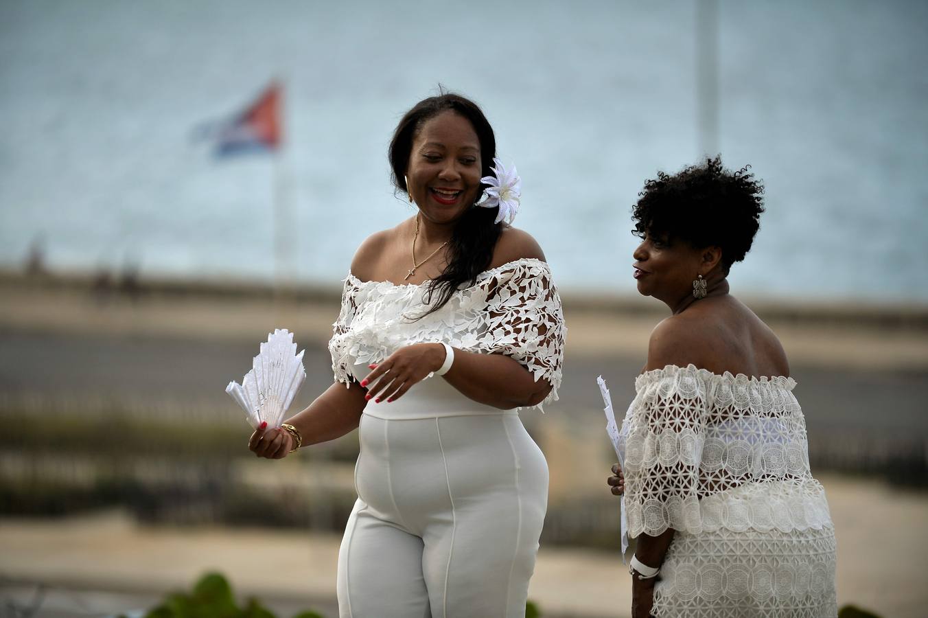 Unos 500 comensales de diversos países participan por primera vez en «Le Dîner en Blanc» (La cena en blanco), celebrada en el jardín de un céntrico hotel, en La Habana (Cuba).