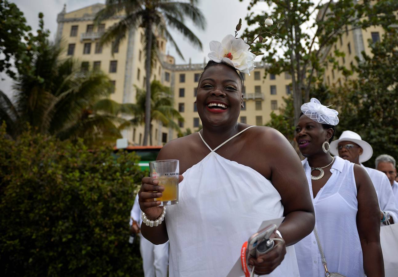 Unos 500 comensales de diversos países participan por primera vez en «Le Dîner en Blanc» (La cena en blanco), celebrada en el jardín de un céntrico hotel, en La Habana (Cuba).