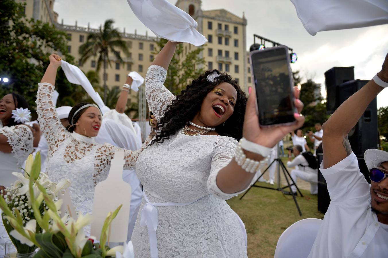 Unos 500 comensales de diversos países participan por primera vez en «Le Dîner en Blanc» (La cena en blanco), celebrada en el jardín de un céntrico hotel, en La Habana (Cuba).