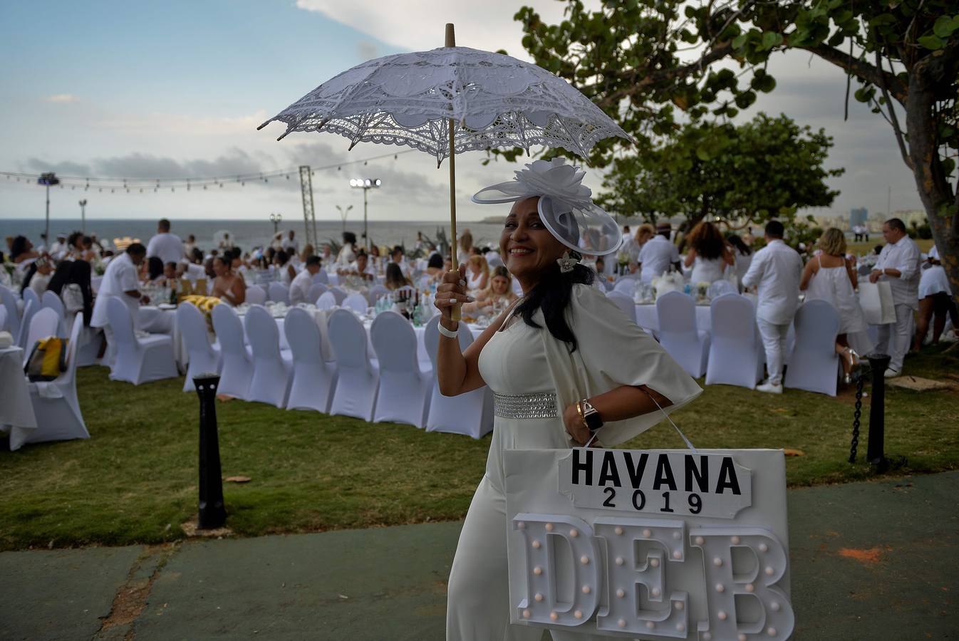 Unos 500 comensales de diversos países participan por primera vez en «Le Dîner en Blanc» (La cena en blanco), celebrada en el jardín de un céntrico hotel, en La Habana (Cuba).