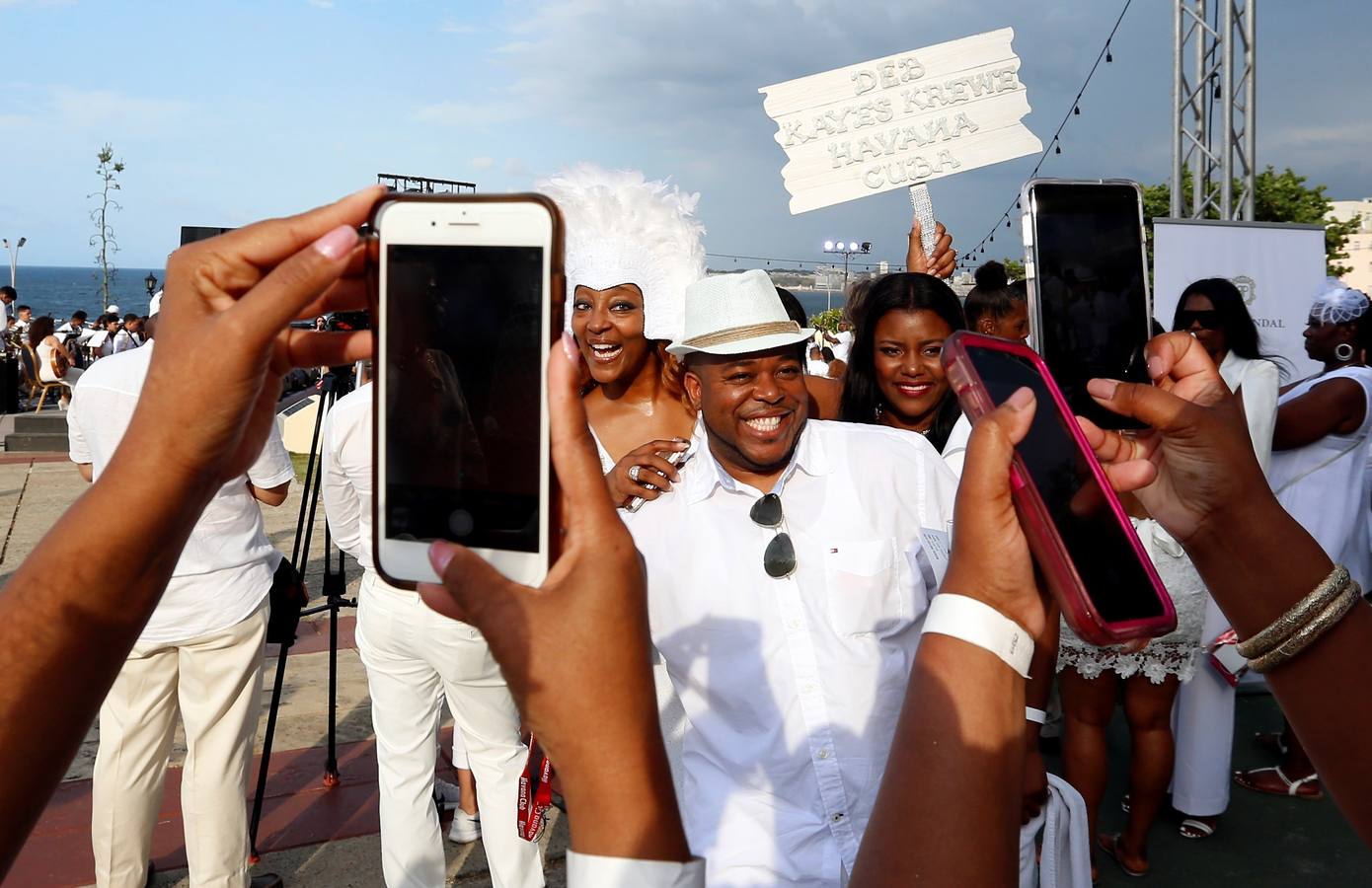 Unos 500 comensales de diversos países participan por primera vez en «Le Dîner en Blanc» (La cena en blanco), celebrada en el jardín de un céntrico hotel, en La Habana (Cuba).