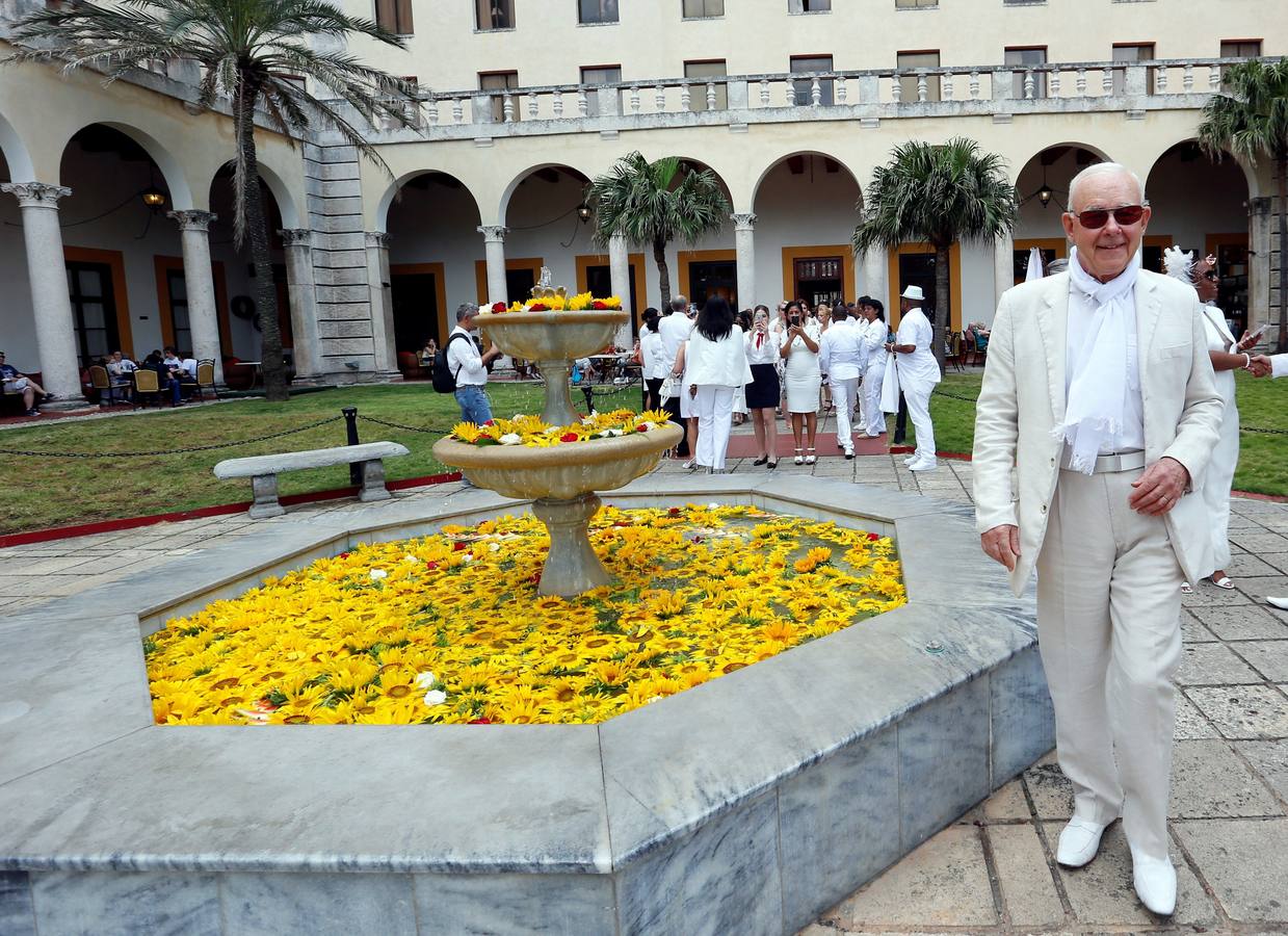 Unos 500 comensales de diversos países participan por primera vez en «Le Dîner en Blanc» (La cena en blanco), celebrada en el jardín de un céntrico hotel, en La Habana (Cuba).