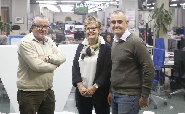 José María López Lozano, Arielle Beyaert y César Nebot, en la redacción de 'La Verdad'. 