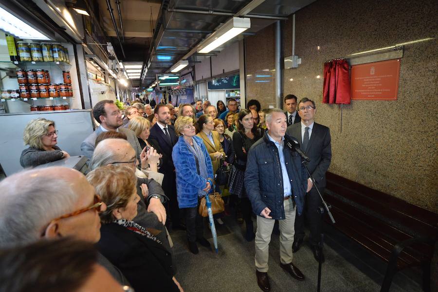 En el día que cumpliría 76 años, el también cronista oficial de la ciudad, que falleció el pasado mes de noviembre, fue el protagonista de un acto en el que se presentó las insignias con las que contará por la labor llevada a cabo