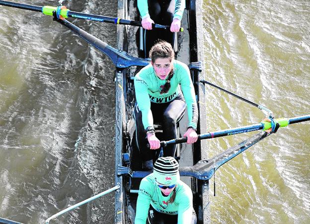 Adriana, en la embarcación de Cambridge durante un entrenamiento en aguas del río Támesis. 