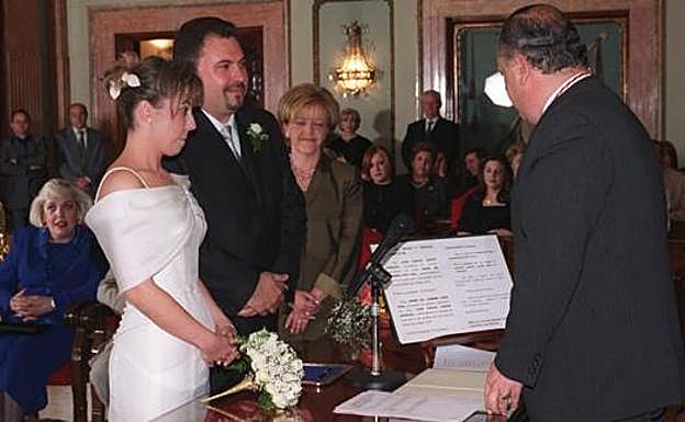 Foto de archivo de una boda civil.