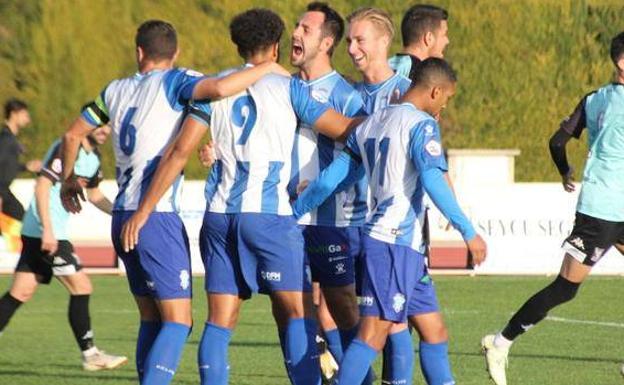 Varios jugadores del FC Jumilla celebran un gol de Carlos Álvarez, delantero vinícola.