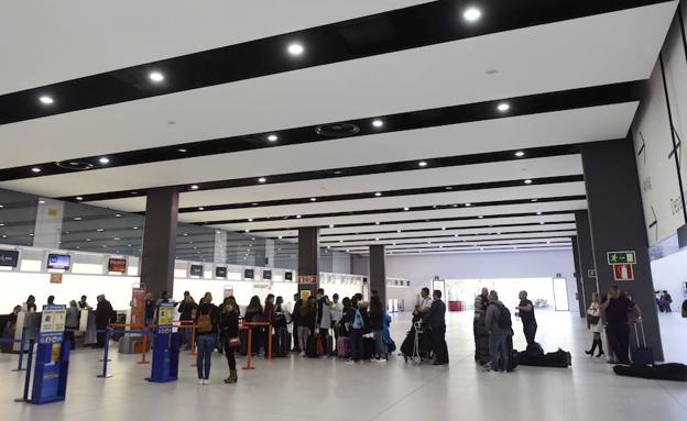 Pasajeros en el aeropuerto de Corvera, en una imagen de archivo.