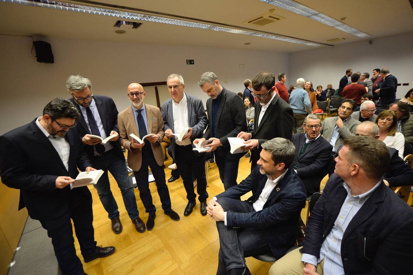 El periodista Manuel Ponce presentó el libro 'Crónica política (2014-2019)', que narra los hechos ocurridos en la Región desde la salida de Valcárcel hasta hoy. A Ponce le acompañaron los cuatro portavoces parlamentarios en la última legislatura: Víctor Martínez, Joaquín López, Óscar Urralburu y Miguel Sánchez.