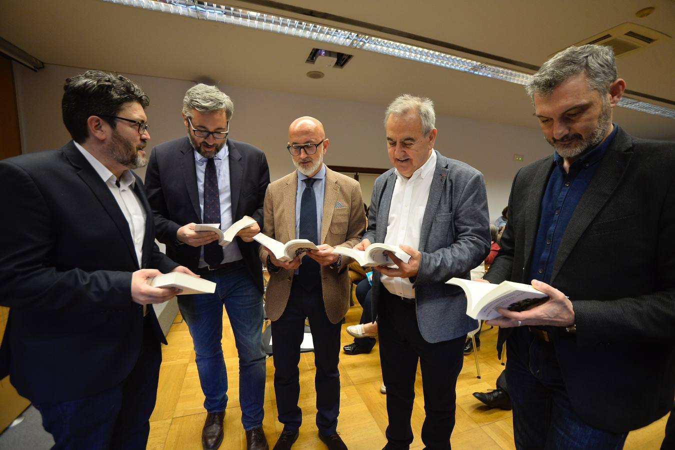 El periodista Manuel Ponce presentó el libro 'Crónica política (2014-2019)', que narra los hechos ocurridos en la Región desde la salida de Valcárcel hasta hoy. A Ponce le acompañaron los cuatro portavoces parlamentarios en la última legislatura: Víctor Martínez, Joaquín López, Óscar Urralburu y Miguel Sánchez.