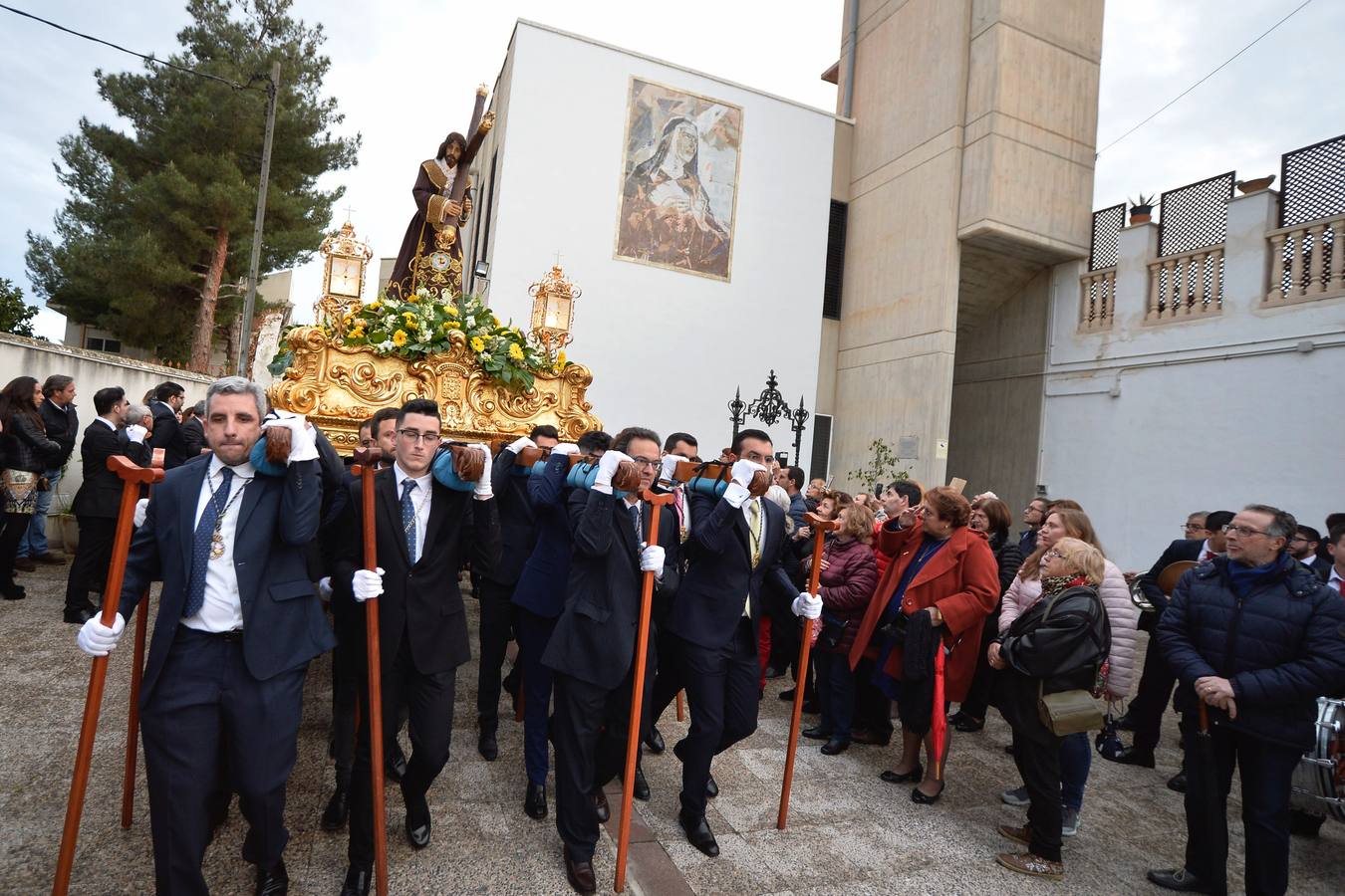 Cientos de personas siguieron el traslado de la imagen de Jesús del Gran Poder desde el convento de las Madres Capuchinas, en El Malecón.