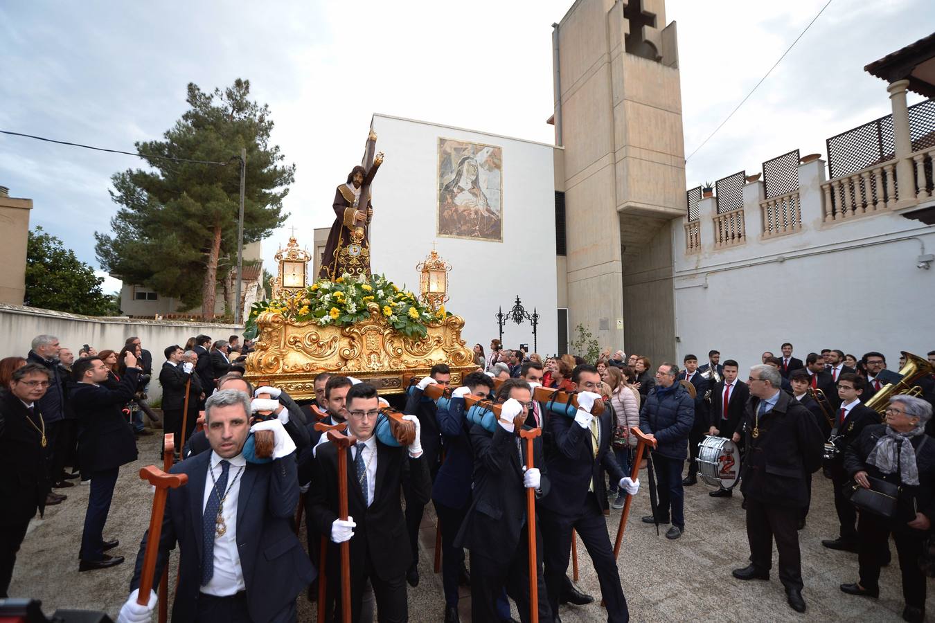 Cientos de personas siguieron el traslado de la imagen de Jesús del Gran Poder desde el convento de las Madres Capuchinas, en El Malecón.