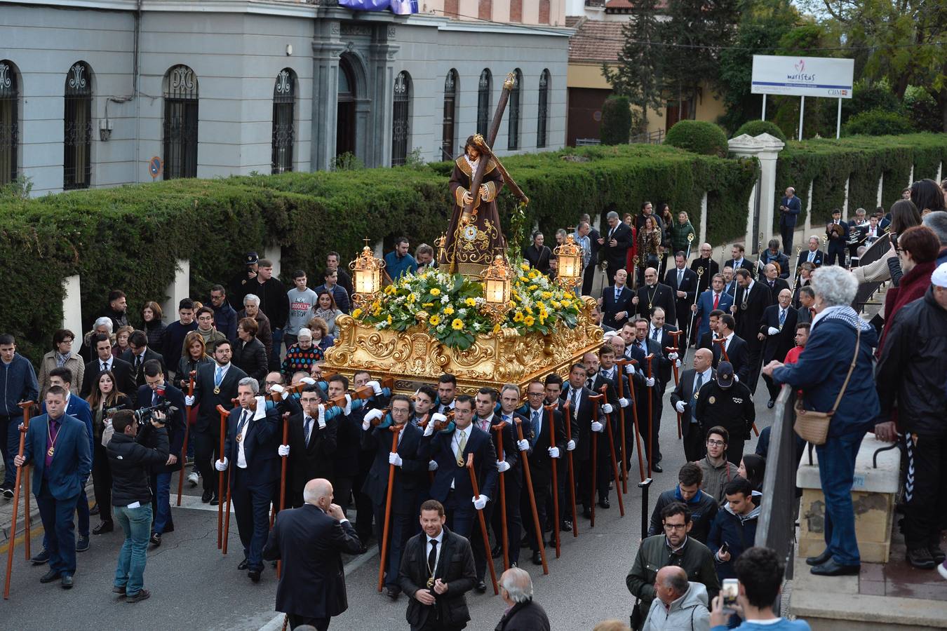 Cientos de personas siguieron el traslado de la imagen de Jesús del Gran Poder desde el convento de las Madres Capuchinas, en El Malecón.