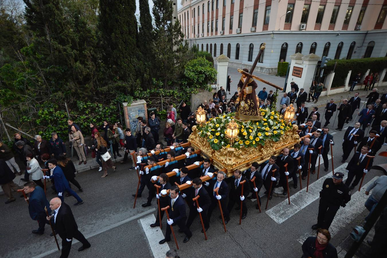 Cientos de personas siguieron el traslado de la imagen de Jesús del Gran Poder desde el convento de las Madres Capuchinas, en El Malecón.