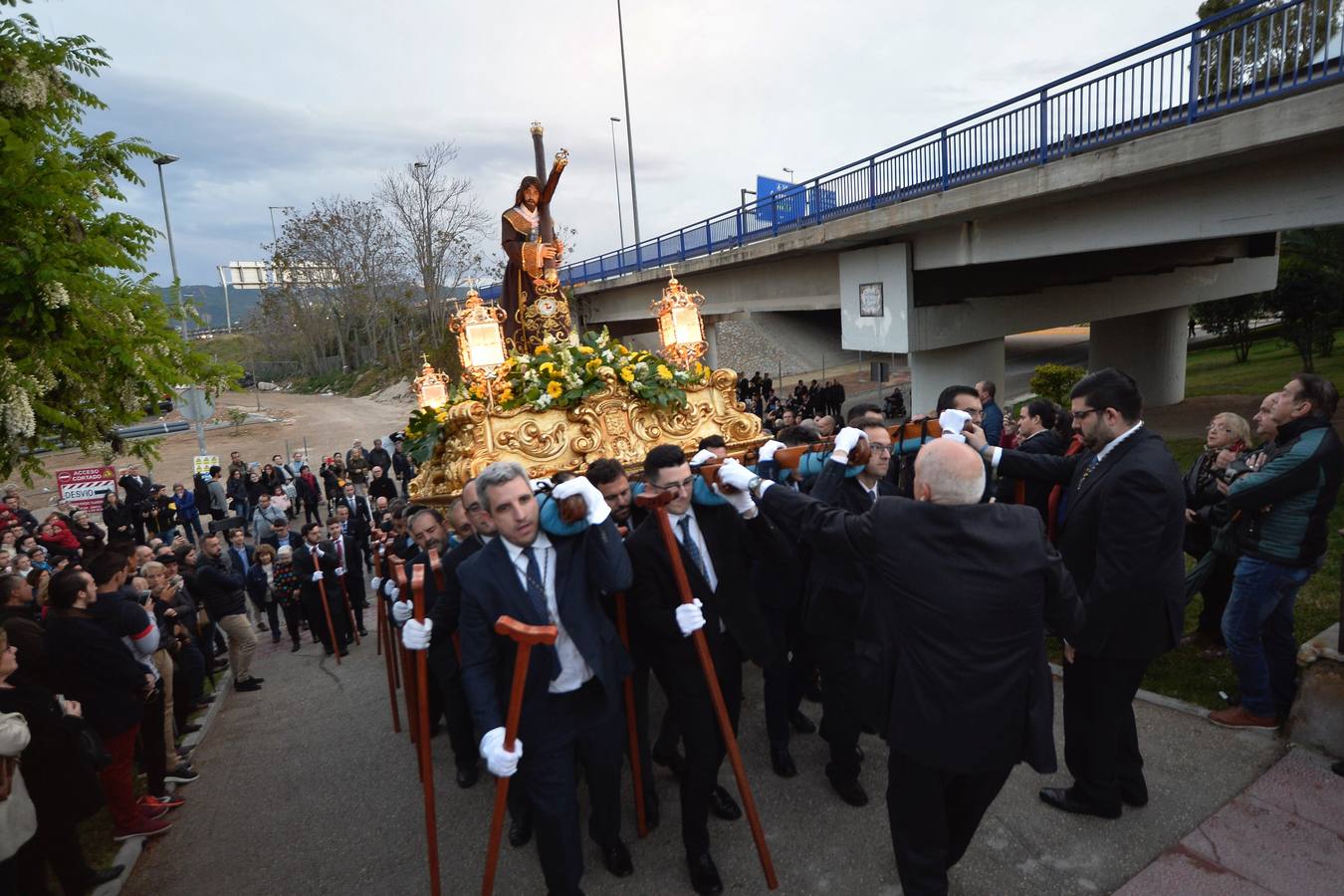 Cientos de personas siguieron el traslado de la imagen de Jesús del Gran Poder desde el convento de las Madres Capuchinas, en El Malecón.