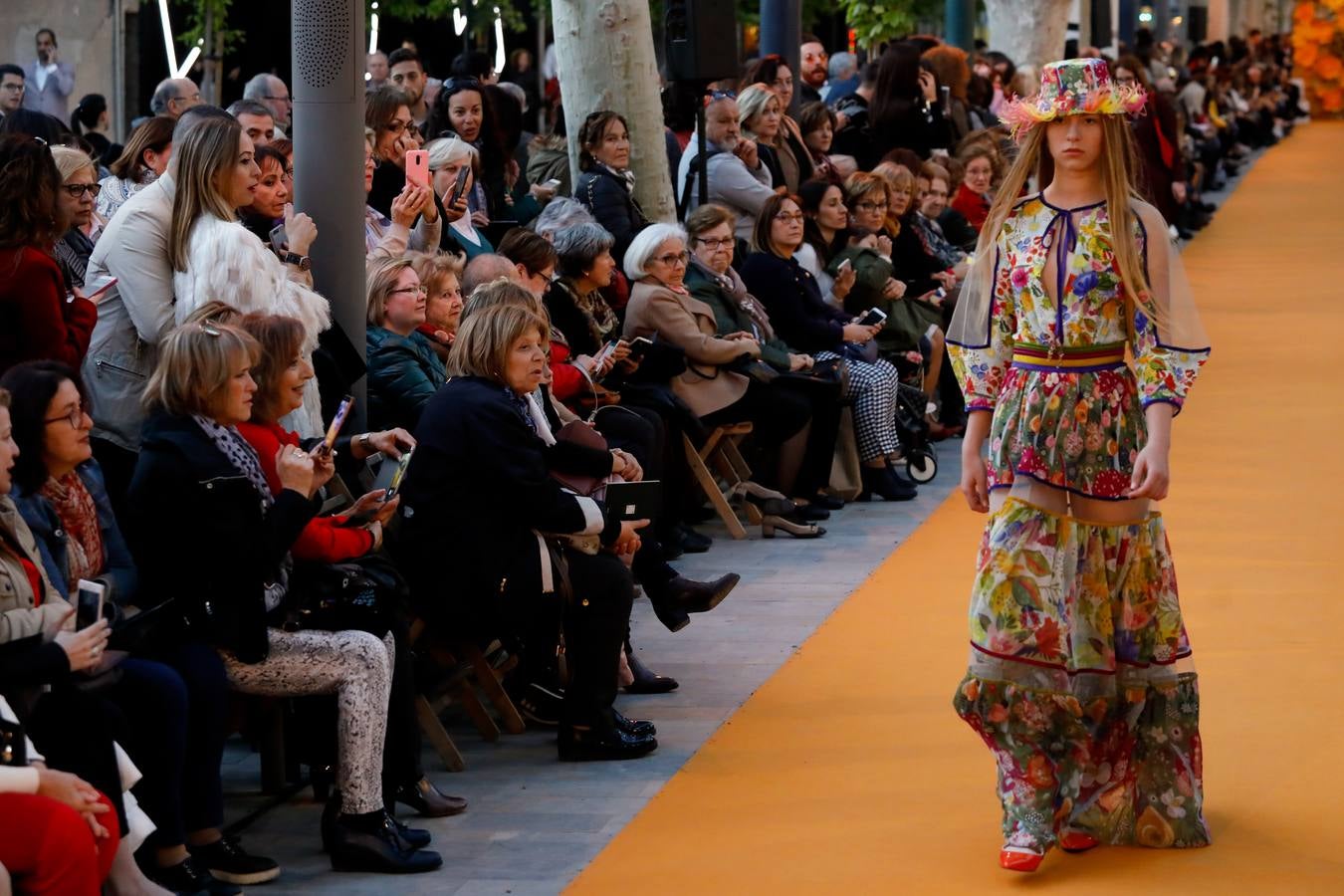 El Paseo Alfonso X de Murcia se convierte en una singular pasarela para acoger el desfile ofrecido por la firma andaluza