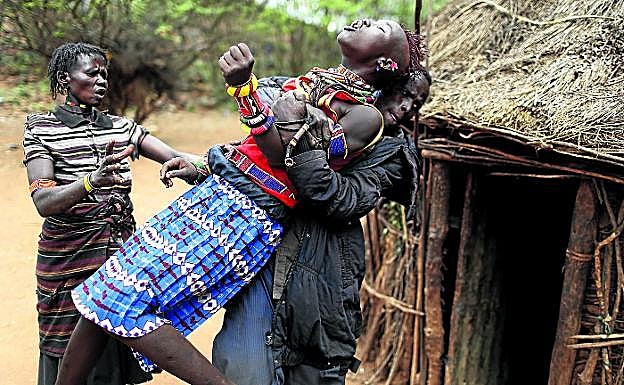 Un hombre se lleva a la fuerza a una niña que ha comprado a su padre para casarse con ella en un poblado keniano. 