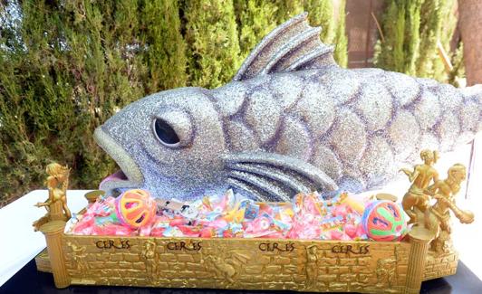 Dos faunos (d.) cierran la nueva carroza del grupo Ceres. 