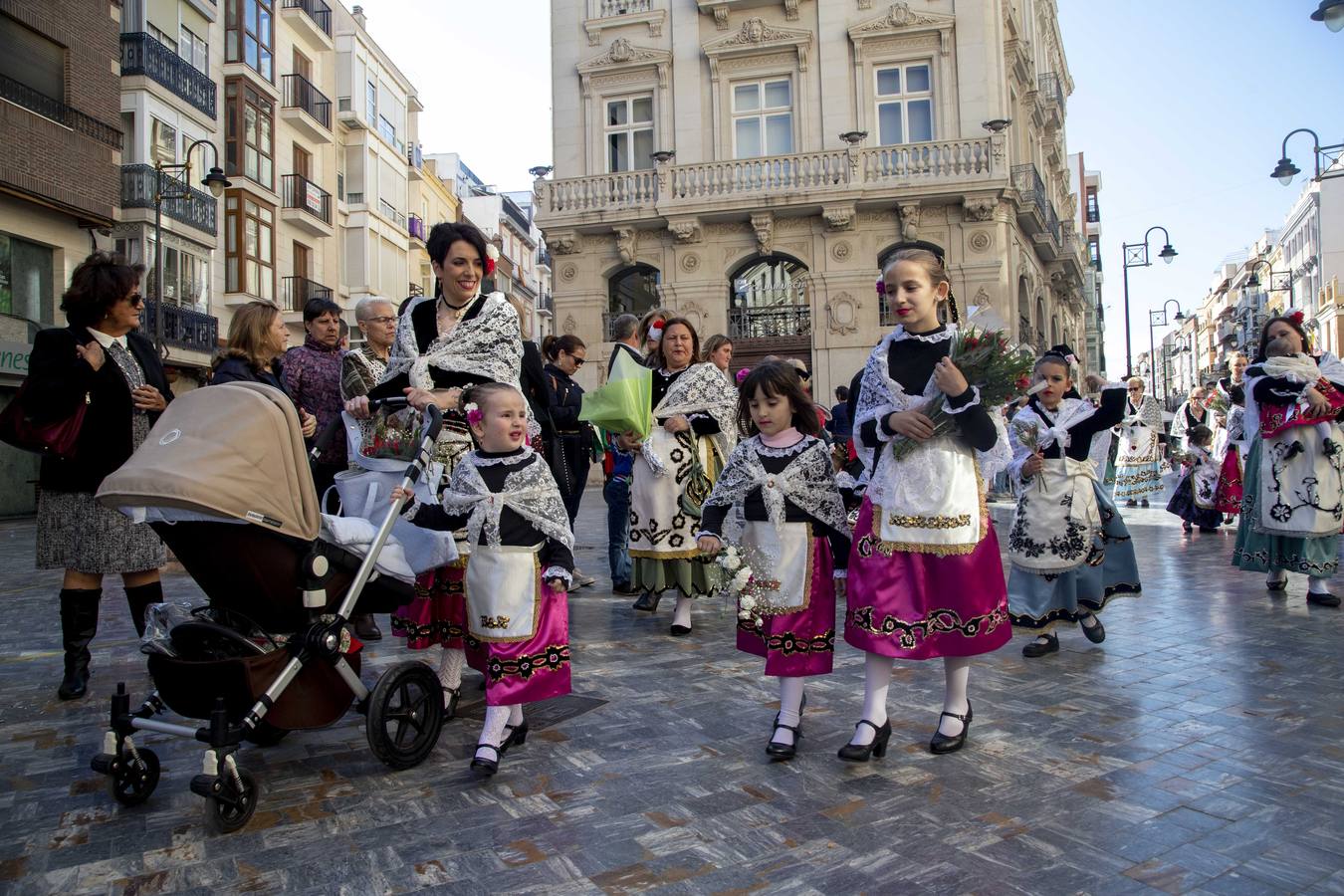 Los bailes de los Coros y Danzas de los Dolores y de la Cuadrilla de La Aljorra y las fanfarrias de la Banda de Cornetas y Tambores de Fuente Cubas, y de los gaiteros de 'Sauces' fueron los puntos fuertes de la ofrenda floral a la Caridad 