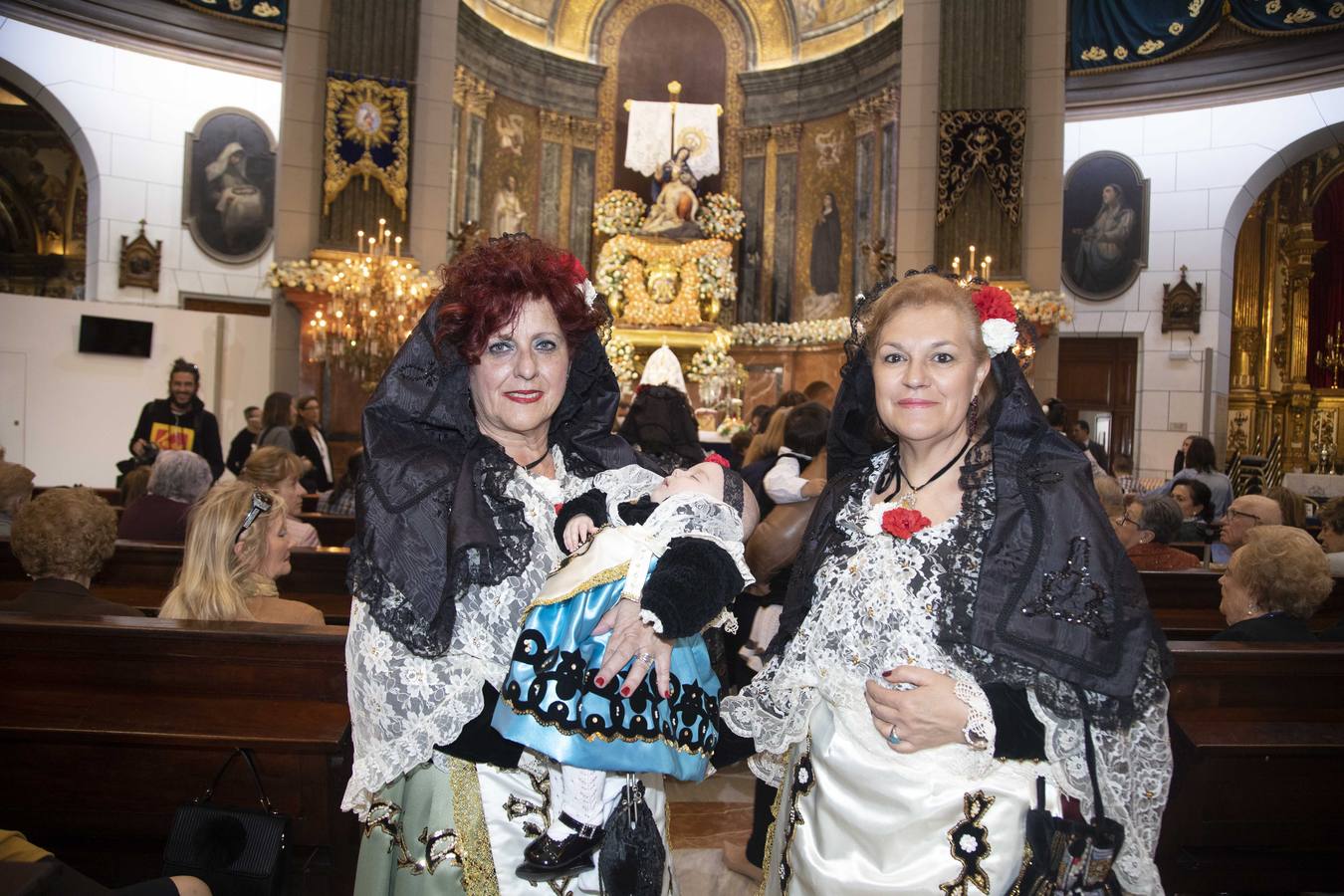 Los bailes de los Coros y Danzas de los Dolores y de la Cuadrilla de La Aljorra y las fanfarrias de la Banda de Cornetas y Tambores de Fuente Cubas, y de los gaiteros de 'Sauces' fueron los puntos fuertes de la ofrenda floral a la Caridad 