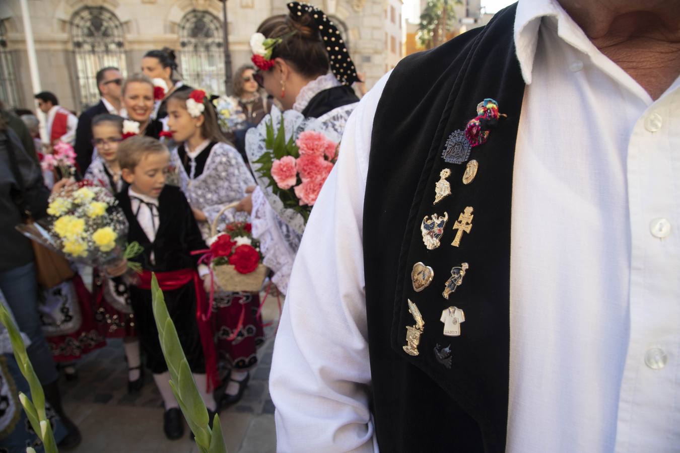 Los bailes de los Coros y Danzas de los Dolores y de la Cuadrilla de La Aljorra y las fanfarrias de la Banda de Cornetas y Tambores de Fuente Cubas, y de los gaiteros de 'Sauces' fueron los puntos fuertes de la ofrenda floral a la Caridad 