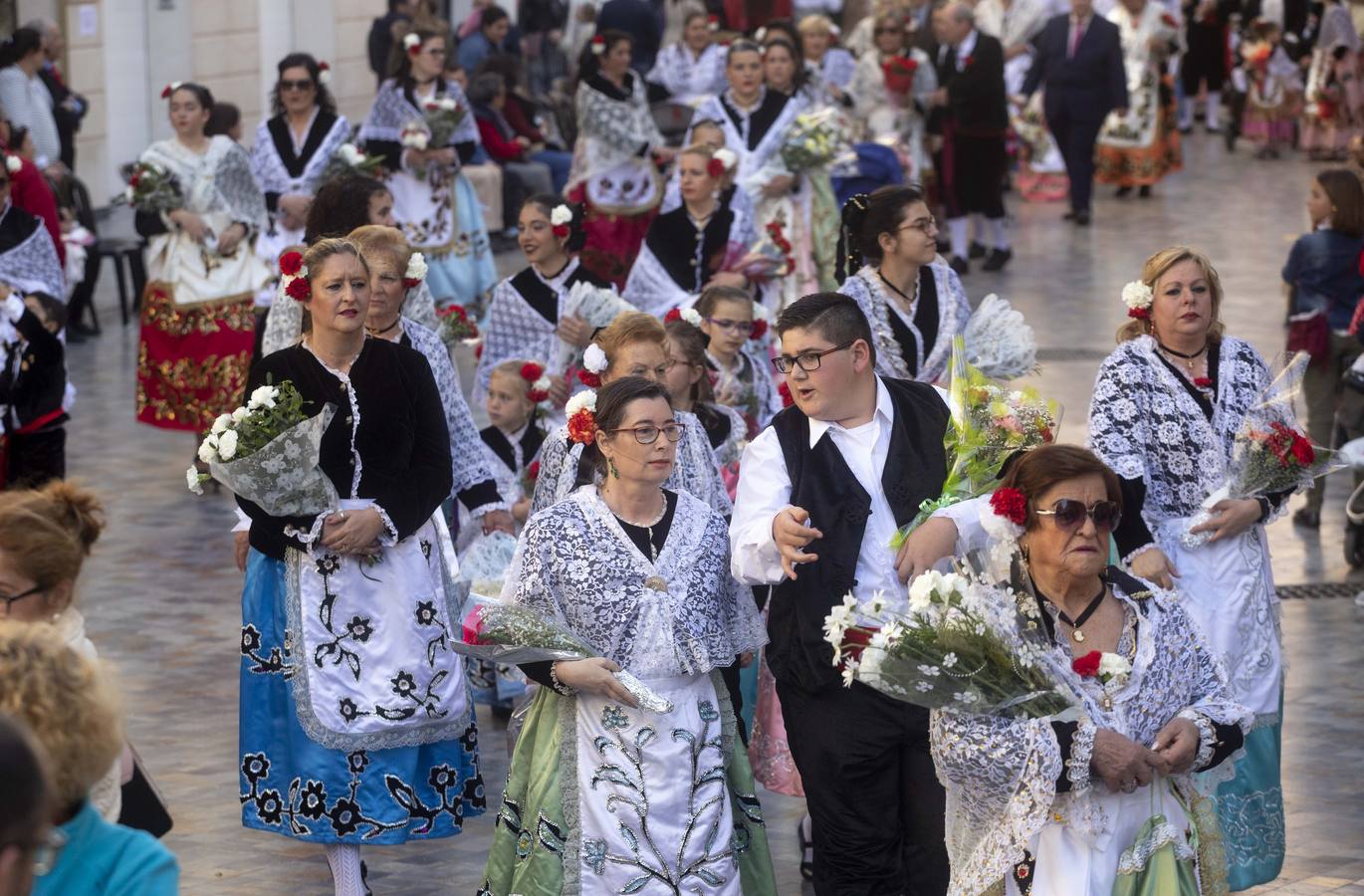 Los bailes de los Coros y Danzas de los Dolores y de la Cuadrilla de La Aljorra y las fanfarrias de la Banda de Cornetas y Tambores de Fuente Cubas, y de los gaiteros de 'Sauces' fueron los puntos fuertes de la ofrenda floral a la Caridad 