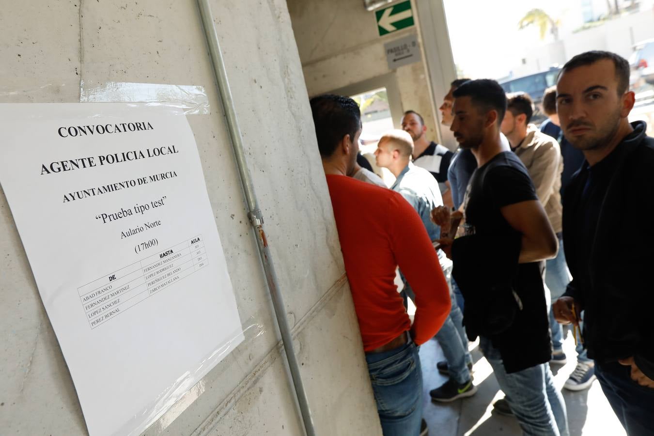 El Aulario del Campus de Espinardo acogió este viernes por la tarde prueba teórica, la primera de las cinco que tendrán que realiza los aspirantes