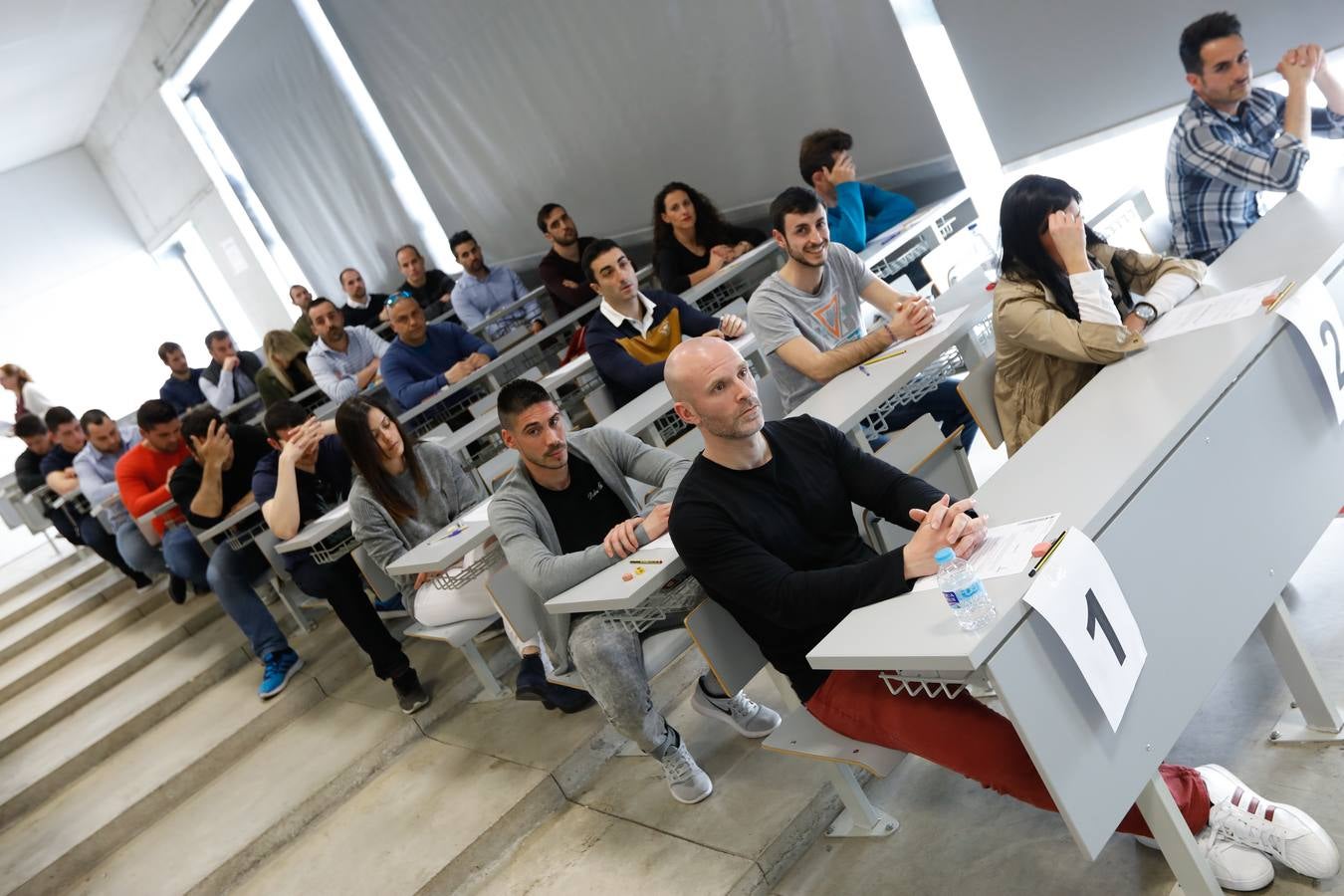 El Aulario del Campus de Espinardo acogió este viernes por la tarde prueba teórica, la primera de las cinco que tendrán que realiza los aspirantes