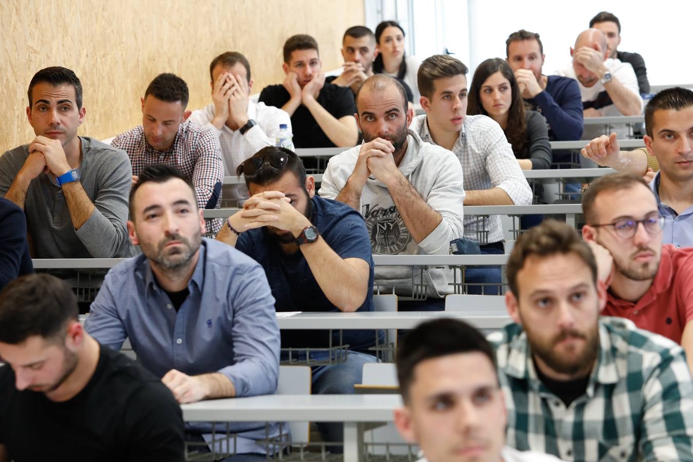 El Aulario del Campus de Espinardo acogió este viernes por la tarde prueba teórica, la primera de las cinco que tendrán que realiza los aspirantes