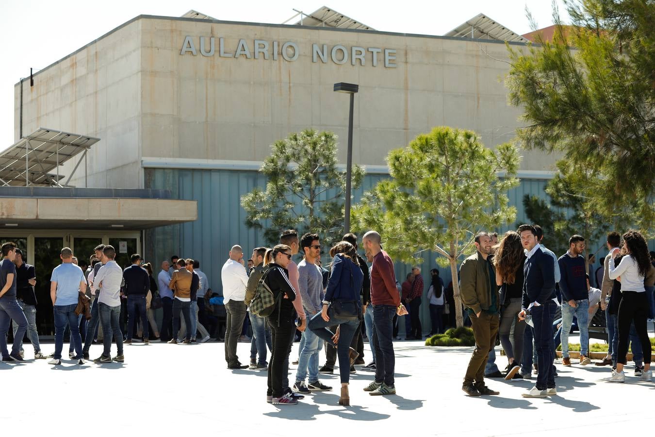 El Aulario del Campus de Espinardo acogió este viernes por la tarde prueba teórica, la primera de las cinco que tendrán que realiza los aspirantes