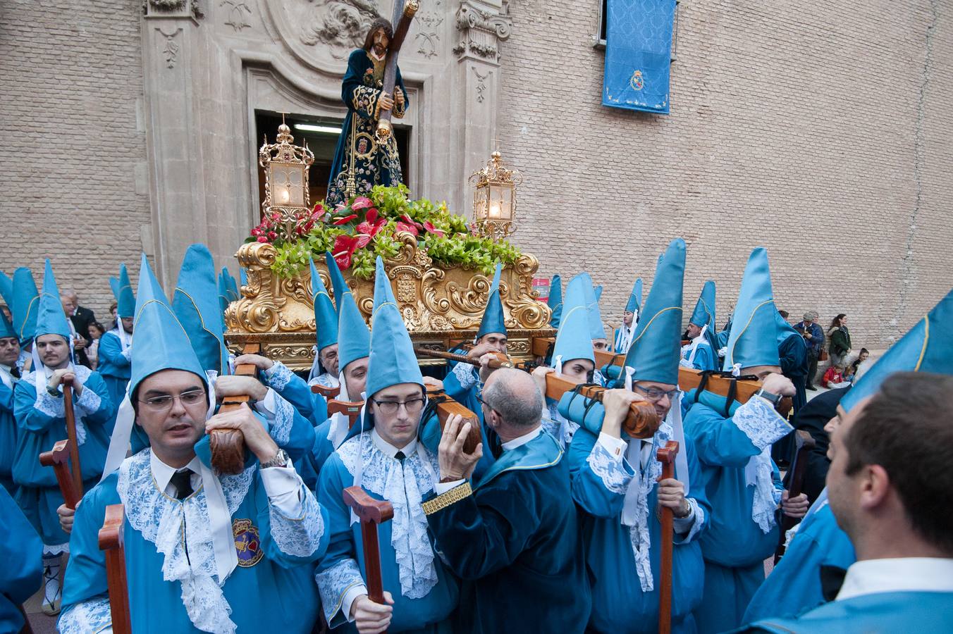 El paso de La Flagelación celebró su 25 aniversario en un desfile que cuajó de espectadores las calles más nazarenas