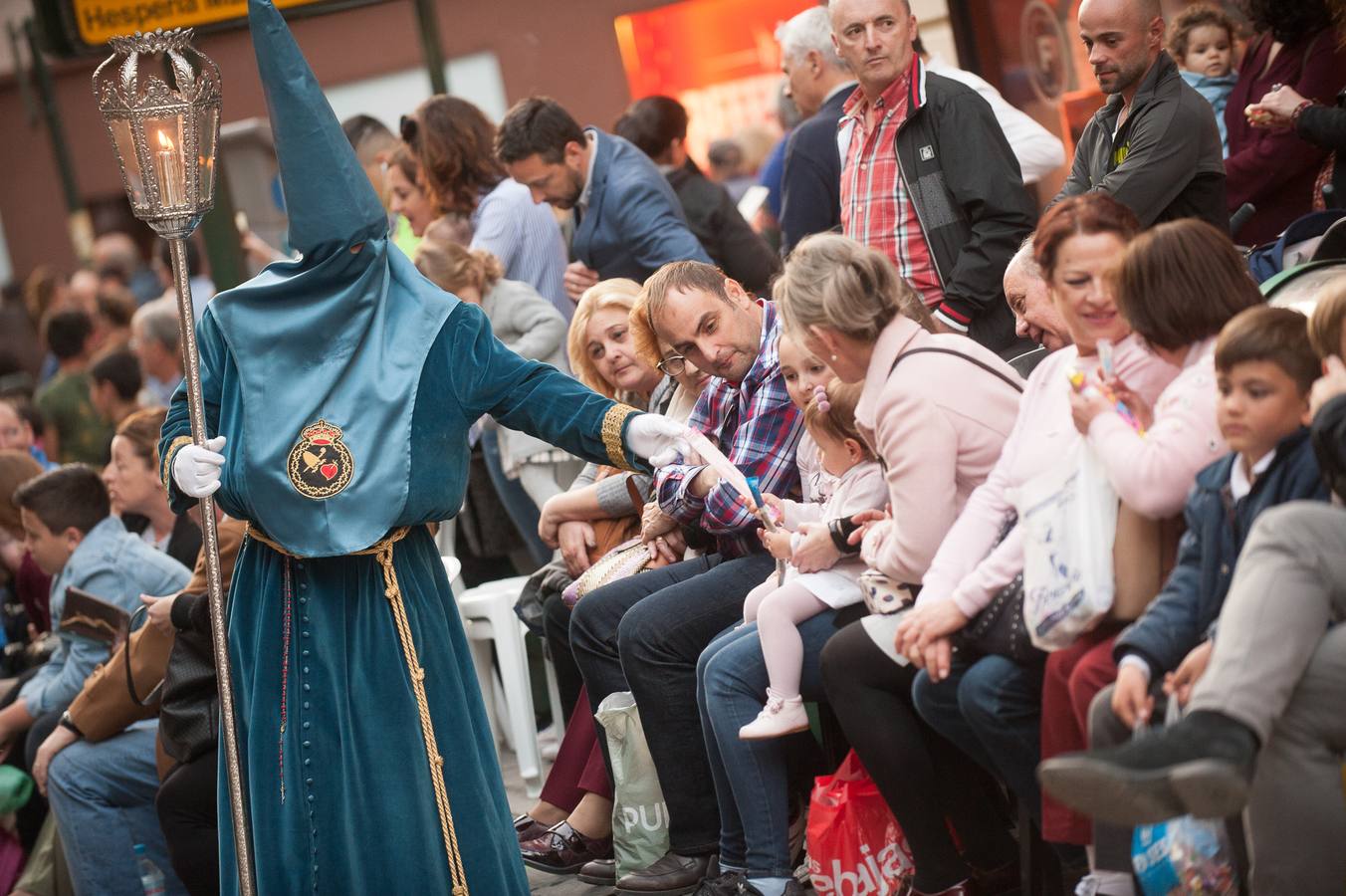 El paso de La Flagelación celebró su 25 aniversario en un desfile que cuajó de espectadores las calles más nazarenas