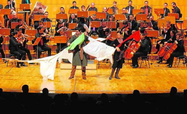 La Orquesta Sinfónica y Hechizo Teatro, en una representación anterior. 