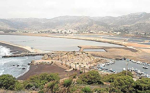 Vista panorámica de la bahía de Portmán, con la zona de dragado en el centro. 