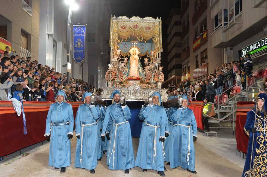 La imagen titular del Paso Azul recorrió la ciudad en su trono en andas en la primera procesión de la Semana Santa lorquina