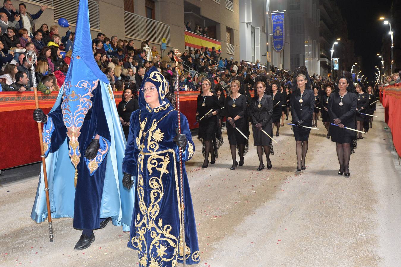 La imagen titular del Paso Azul recorrió la ciudad en su trono en andas en la primera procesión de la Semana Santa lorquina