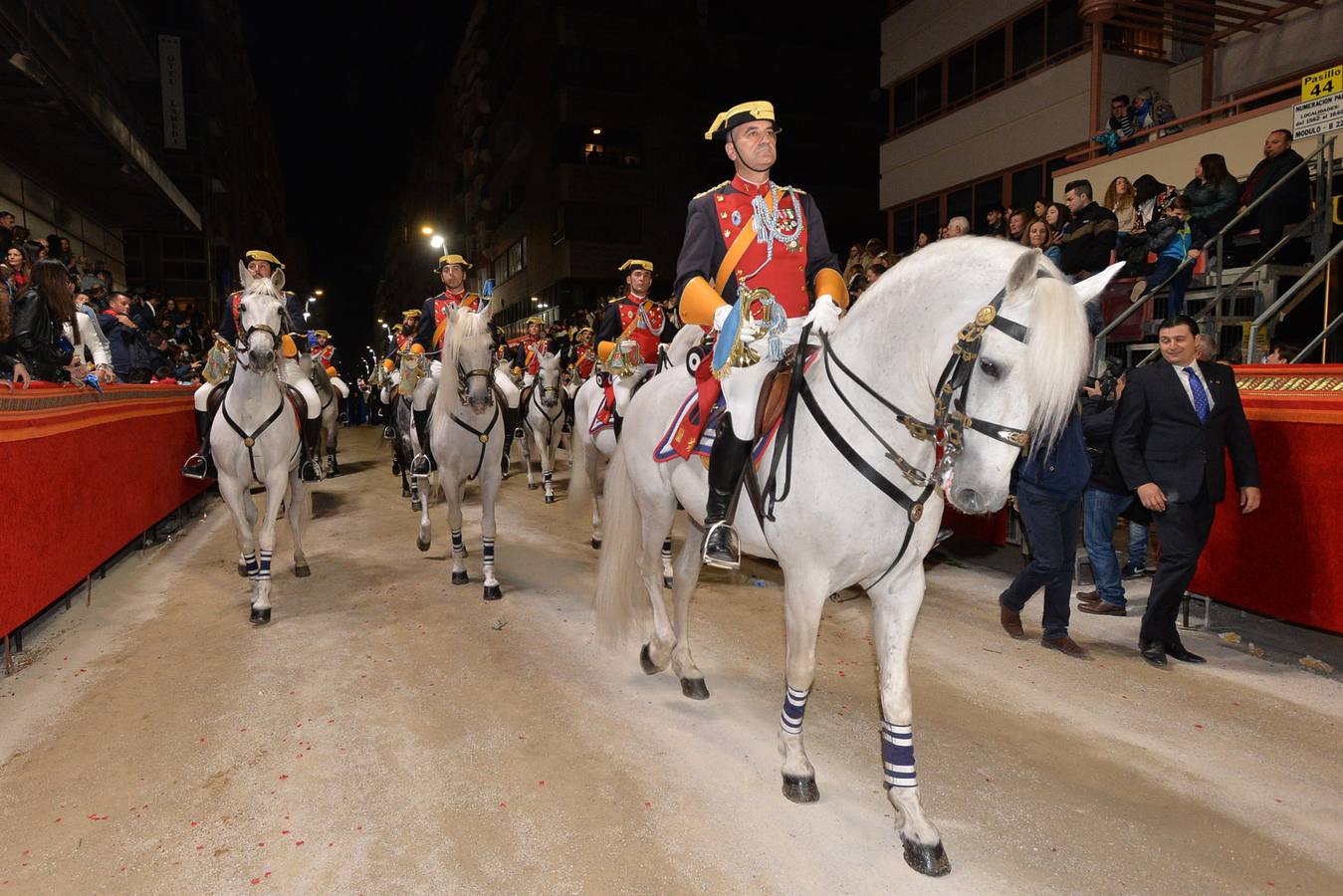 La imagen titular del Paso Azul recorrió la ciudad en su trono en andas en la primera procesión de la Semana Santa lorquina