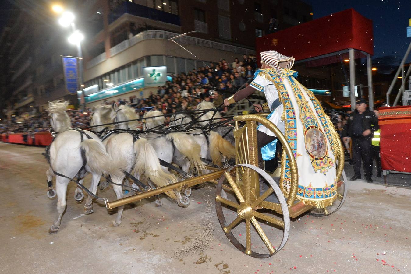 La imagen titular del Paso Azul recorrió la ciudad en su trono en andas en la primera procesión de la Semana Santa lorquina