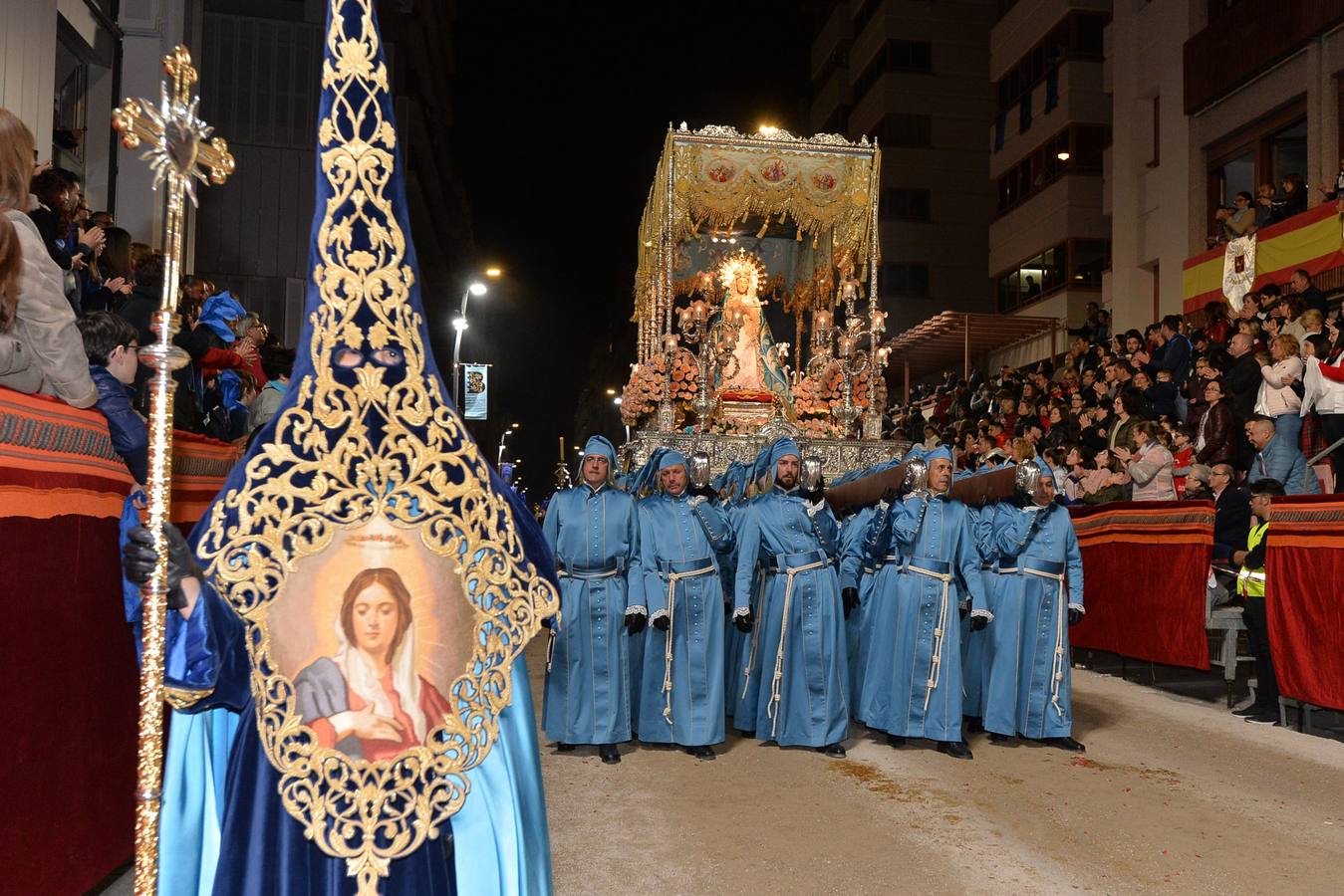 La imagen titular del Paso Azul recorrió la ciudad en su trono en andas en la primera procesión de la Semana Santa lorquina