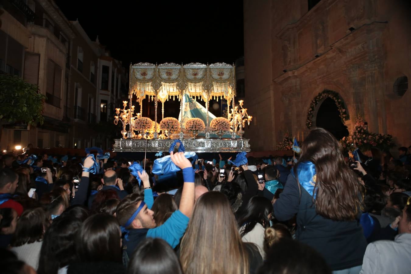 El día grande para el Paso Azul se inició ante las puertas de la iglesia de San Francisco, donde se desataron los 'vivas' y piropos a la talla de Capuz