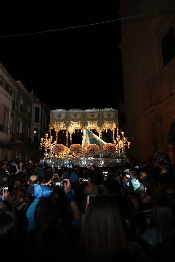El día grande para el Paso Azul se inició ante las puertas de la iglesia de San Francisco, donde se desataron los 'vivas' y piropos a la talla de Capuz