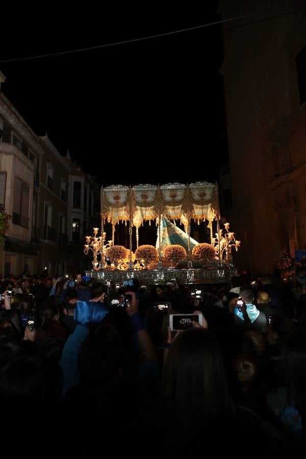 El día grande para el Paso Azul se inició ante las puertas de la iglesia de San Francisco, donde se desataron los 'vivas' y piropos a la talla de Capuz