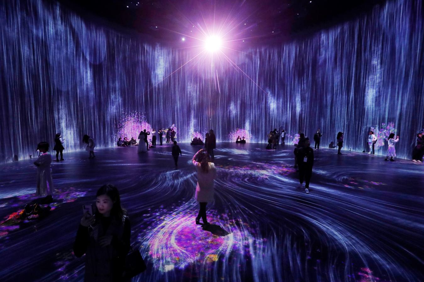 Varias personas visitan el espectáculo «Universo de partículas de agua en el Tanque» de teamLab en el proyecto artístico «Tank Shanghai», en Shangái (China). El proyecto de arte, fundado por el coleccionista Qiao Zhibing, es un centro multifuncional de 60.000 metros cuadrados que combina un centro de exposiciones con un parque, una librería, un centro de educación y un restaurante.