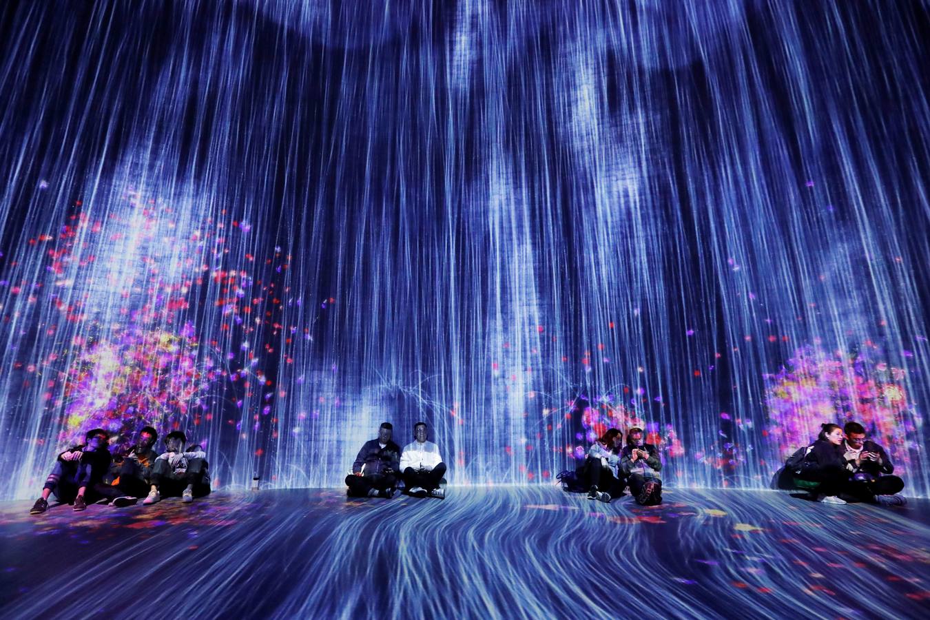 Varias personas visitan el espectáculo «Universo de partículas de agua en el Tanque» de teamLab en el proyecto artístico «Tank Shanghai», en Shangái (China). El proyecto de arte, fundado por el coleccionista Qiao Zhibing, es un centro multifuncional de 60.000 metros cuadrados que combina un centro de exposiciones con un parque, una librería, un centro de educación y un restaurante.