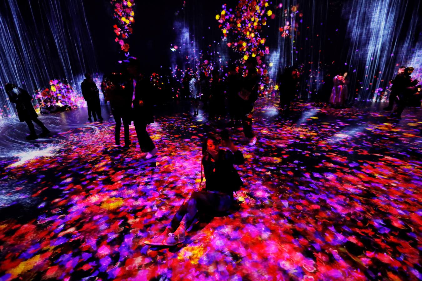 Varias personas visitan el espectáculo «Universo de partículas de agua en el Tanque» de teamLab en el proyecto artístico «Tank Shanghai», en Shangái (China). El proyecto de arte, fundado por el coleccionista Qiao Zhibing, es un centro multifuncional de 60.000 metros cuadrados que combina un centro de exposiciones con un parque, una librería, un centro de educación y un restaurante.