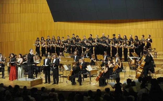 Imagen de archivo de la actuación de un coro en el Víctor Villegas. 