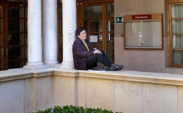 En su universidad. Encarna Nicolás, ayer en el claustro de la Facultad de Derecho de la Universidad de Murcia (UMU).